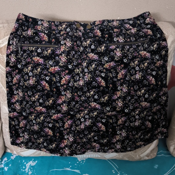 Black floral mini skirt - Picture 2 of 4